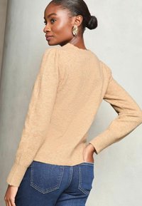 Lipsy REGULAR FIT SCALLOPED NECK  - Džemper - natural