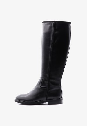 Kniehoge zwarte lederen laarzen met een gladde afwerking, ronde neus en subtiele zijpaneelstiksel; met een platte hak en geen zichtbare hardware.