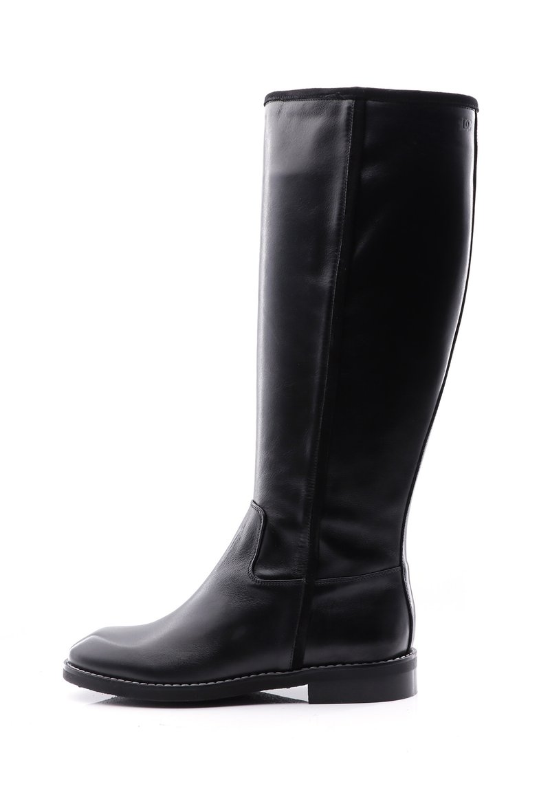 Bottes en cuir noir jusqu'au genou avec une finition lisse, un bout rond et des surpiqûres discrètes sur les panneaux latéraux ; avec un talon plat et sans matériel visible.
