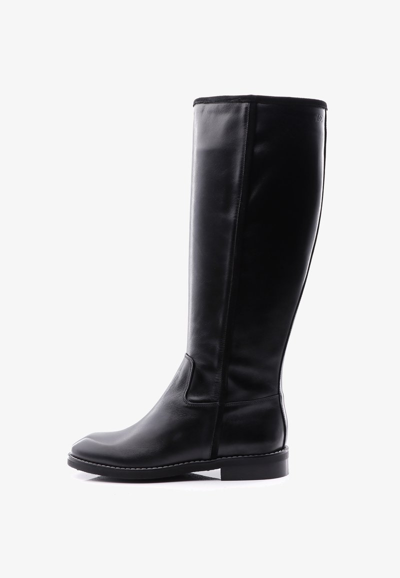 Schwarze Lederstiefel bis zum Knie mit glatter Oberfläche, runder Zehenpartie und sanfter Seitennaht; ausgestattet mit einem flachen Absatz und ohne sichtbare Hardware.