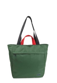 Bolso tote verde hecho de lona con correas negras y rojas. Cuenta con un bolsillo frontal con cremallera y un logo en el lateral. Forma rectangular.
