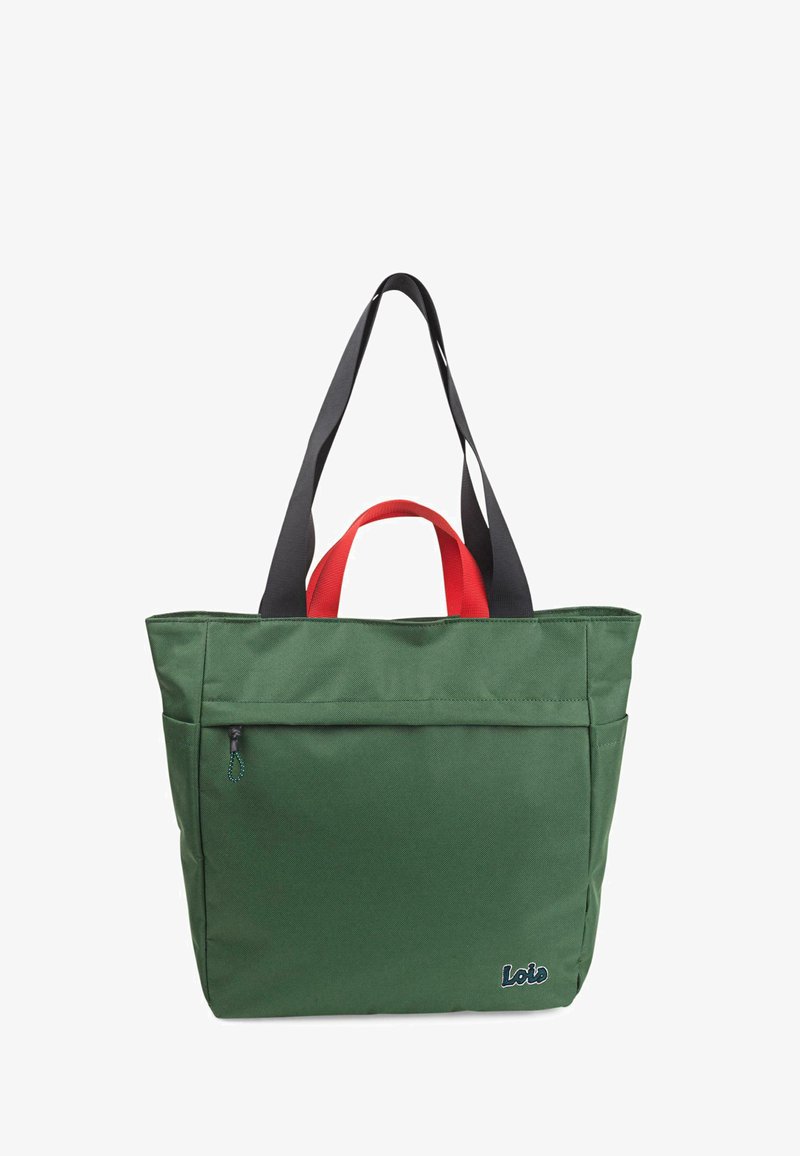 Bolso tote verde hecho de lona con correas negras y rojas. Cuenta con un bolsillo frontal con cremallera y un logo en el lateral. Forma rectangular.