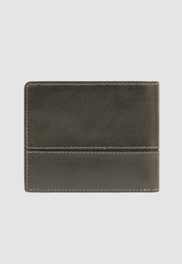 Portafoglio in pelle marrone scuro con cuciture visibili, piegato piatto su uno sfondo grigio chiaro uniforme.