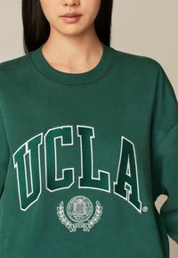 Next LICENSE UCLA - Mikina - green