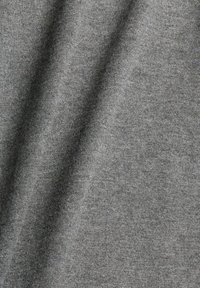 Grijze stof met een zachte textuur en fijne ribbels, met zachte plooien die diepte en dimensie tonen. Geen zichtbare patronen of hardware.