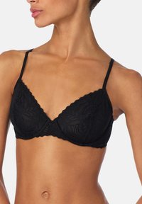 Zwarte kanten beha met een driehoekige vorm, gegolfde randen, dunne verstelbare bandjes en een ingewikkeld bloemmotief.