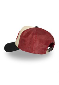 Gorra de béisbol con ala negra, panel frontal beige, parte trasera de malla roja y cierre ajustable de presión, mostrada desde la parte trasera sobre fondo blanco.