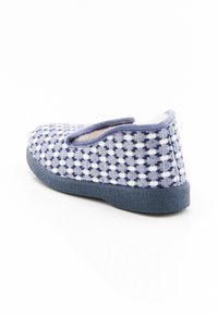 Blauwe en witte geruite slipper met een zachte bovenkant van stof, elastische opening en grijze rubberen zool, ontworpen voor comfort en draaggemak.