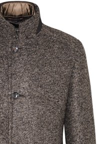 Cappotto grigio in misto lana caratterizzato da una texture morbida, colletto alto e chiusura a bottoni con bottoni neri rotondi. Sottile motivo a puntini su tutta la superficie.