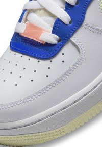 Nike Sportswear AIR FORCE  LV8 BG GCEL - Sneakers - white/white whitelaser orange ghost green spring gr htr