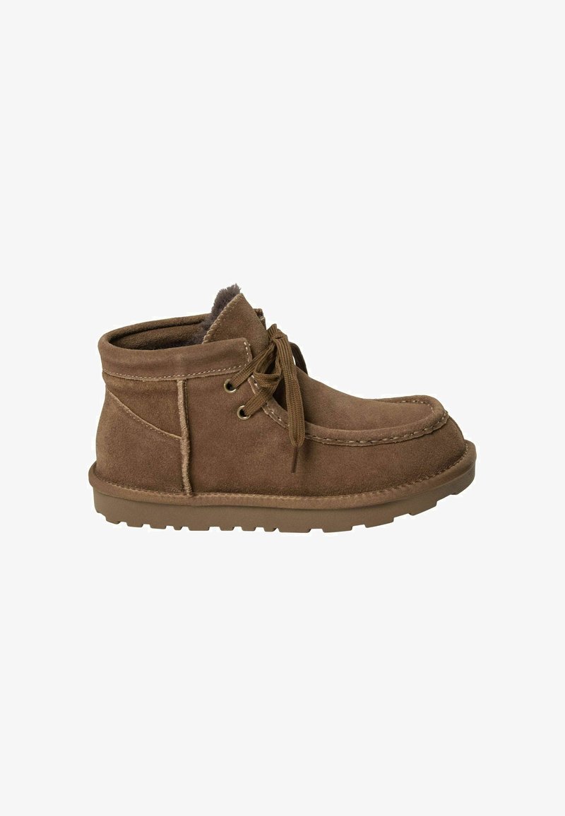 Bottine en daim marron avec lacets sur le devant, bout mocassin cousu et doublure intérieure rembourrée sur une semelle en caoutchouc crantée.