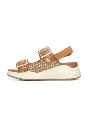 Sandalias marrones tejidas con dos correas ajustables, una plantilla acolchada y una suela de plataforma blanca. Parte superior de tela texturizada con detalles metálicos.