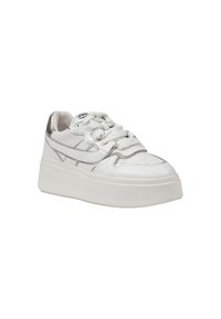 Zapatillas de plataforma blancas con parte superior de cuero texturizado, detalles en plata y diseño de punta redonda. Cuentan con cordones y suelas acolchadas.