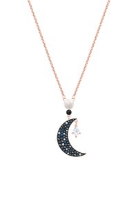 Collar de oro rosa con un colgante de luna creciente adornado con cristales azul oscuro y transparentes, una perla blanca y una cuenta negra.