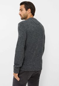 Grau strukturierter Pullover mit geripptem Saum und Bündchen, einem runden Halsausschnitt und einer taillierten Silhouette. Die Rückansicht zeigt ein schlichtes Design.
