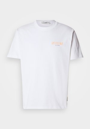 Witte katoenen t-shirt met korte mouwen, met "ANTICO BAR" gedrukt in lichtoranje op de linkerborst en een ronde halslijn.