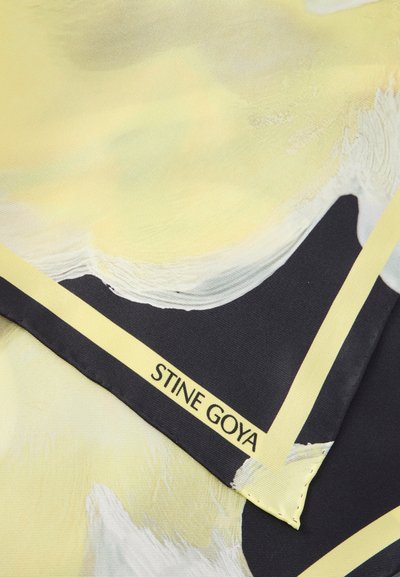 Eșarfă din mătase cu un design abstract galben și negru, cu modele minimaliste; tivul include o margine galbenă și eticheta "STINE GOYA".