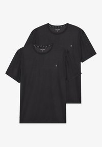 Dve črne majice s kratkimi rokavi in okroglim izrezom, z majhnim belim logotipom na prsih, prikazane na beli osnovi, eno prek drugo.