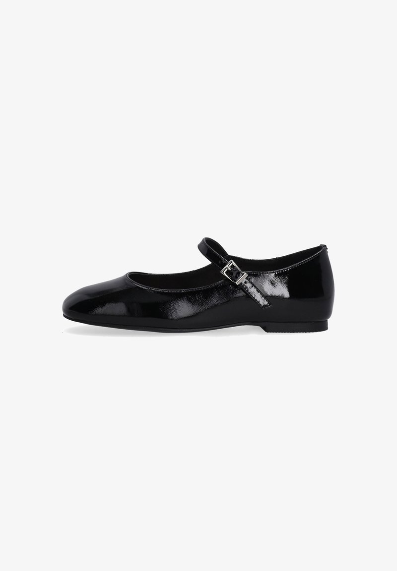 Chaussure Mary Jane en cuir verni noir avec un petit talon et une bride réglable à boucle sur le côté.