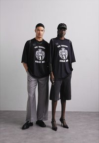 032c BÄR PERFORMANCE UNISEX - Print T-shirt - black