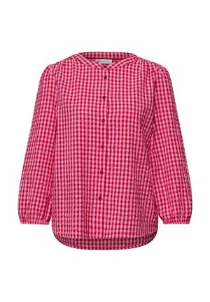 Rød og lyserød gingham-ternet bluse med lange ærmer, rund halsudskæring og knaplukning foran.