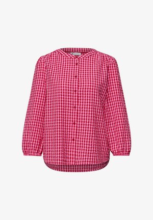 Rød og lyserød gingham-ternet bluse med lange ærmer, rund halsudskæring og knaplukning foran.