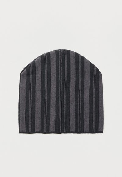 Pleteni klobuk z navpičnimi črnimi in temno sivimi progami. Mehka tekstura z zaobljenim zgornjim delom in prilegajočim se oprijetim krojem. Brez vidne kovinske opreme ali dodatkov.