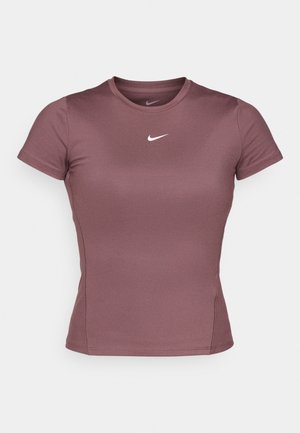 Camisola desportiva de manga curta Nike em malva. Tecido liso e elástico com decote redondo e pequeno logótipo branco no peito. Design simples.