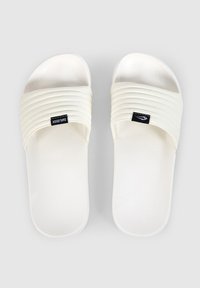 Infradito bianchi realizzati in materiale liscio con dettagli a costine orizzontali sulla fascia. Sole piatta con un design semplice e senza componenti visibili.