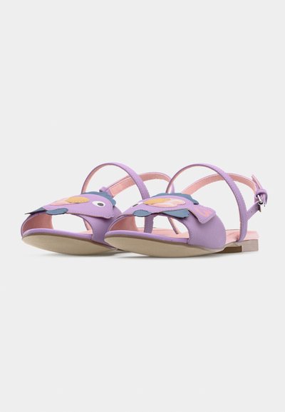 Μωβ δερμάτινα σανδάλια με λουλουδάτο σχέδιο, ανοιχτό δάχτυλο, λουράκι στον αστράγαλο και επίπεδη σόλα. Διακοσμημένα με πολύχρωμες εφαρμογές λουλουδιών στο μπροστινό μέρος.