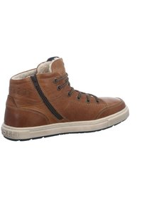 Scarpa alta marrone in pelle con superficie testurizzata, dotata di lacci sul davanti, zip laterale e suola in gomma a contrasto.