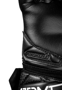 Schwarze Torwarthandschuhe aus strukturiertem Material, lederähnlicher Oberflächenbeschaffenheit, verstärkter Naht und einem strukturierten Handgelenkband mit einem Logo.