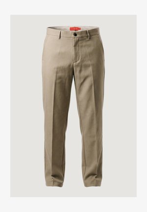 Beżowe spodnie o prostych nogawkach z przednimi fałdami, szlufkami na pasek, zapięciem na guziki i bocznymi kieszeniami na neutralnym tle.