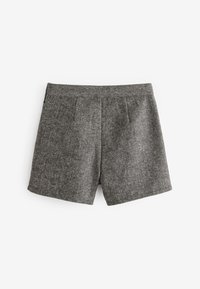 Šedé houndstooth šortky s plochým predným dielom, dvoma prednými skladmi a pásom. Vyrobené z textúrovanej tkaniny a s čistým, prispôsobeným strihom.