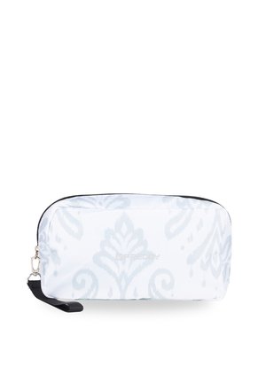 Trousse de maquillage blanche avec un motif damassé bleu clair, fermeture éclair et une bandoulière noire. Fabriquée en matériau lisse et durable.