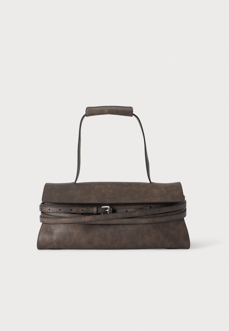 Pochette en cuir marron foncé avec une seule poignée supérieure et un fin détail de ceinture enveloppante avec une petite boucle métallique.