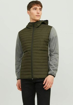 Gepolsterte Jacke mit einem olivgrünen Körper und grauen Ärmeln. Verfügt über eine Kapuze, einen durchgehenden Frontreißverschluss und Seitentaschen. Strukturiertem Stoff.