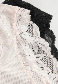 Kanten lingerie in roze en zwart, met ingewikkelde bloemenpatronen en een delicaat textuur, voorzien van gegolfde randen en een zachte mesh stof.