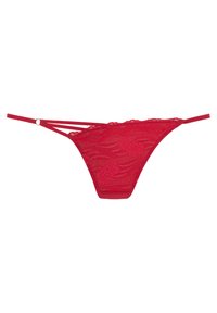 String rouge en dentelle avec un motif ondulé complexe, doté de fines bretelles et d'une finition satinée. Détail avec un accent en anneau sur le côté pour un design supplémentaire.