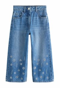 Blugi albăstrui deschiși cu croială largă, confecționați din denim. Prezintă modele florale decupate ornamentate cu nituri metalice la tiv și în față. Design clasic cu cinci buzunare.