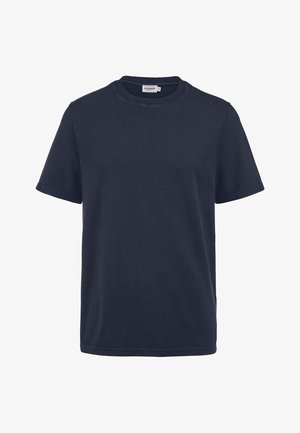 Schlichtes, dunkelblaues T-Shirt aus Baumwolle mit kurzen Ärmeln und Rundhalsausschnitt, innen am Halsausschnitt ein kleines weißes Etikett.