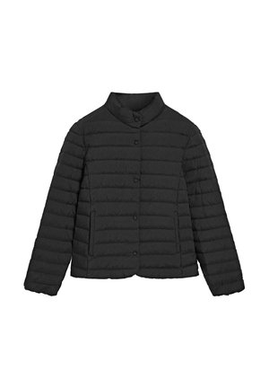 Giacca nera trapuntata con collo alla coreana, chiusura con bottoni a pressione, maniche lunghe e due tasche laterali, mostrata su sfondo bianco.