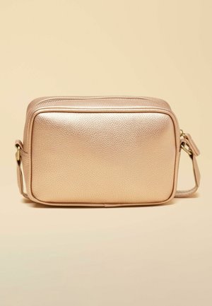 Väike ristkülikukujuline roosakuldse tekstuuriga nahast üle õla kantav kotike, millel on lukk ülaservas ja reguleeritav küljerihm.