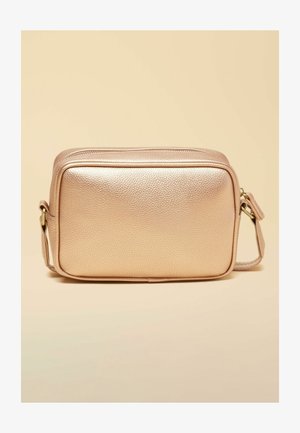 Väike ristkülikukujuline roosakuldse tekstuuriga nahast üle õla kantav kotike, millel on lukk ülaservas ja reguleeritav küljerihm.