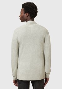 Maglione a coste verde chiaro con una vestibilità rilassata, maniche lunghe e colletto rotondo. Presenta un orlo dritto e un tessuto strutturato.
