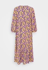 Blommig klänning med lila bakgrund, prydd med gula och rosa blommor. Långa puffärmar och utsvängd nederdel. Bakifrån visad.