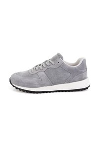 Graue Wildleder-Sneaker mit einem durchbrochenen Design, kontrastierender weißer Zwischensohle und schwarzer Gummisohle. Verfügt über eine traditionelle Schnürung und eine abgerundete Zehenform.