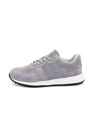 Sneaker en suède gris avec un design perforé, semelle intermédiaire blanche contrastante et semelle extérieure en caoutchouc noir. Présente un laçage traditionnel et un bout rond.