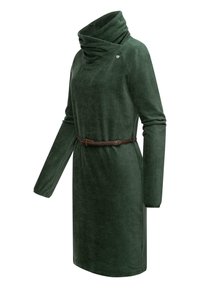 Abito in morbido fleece verde con collo alto a cowl, maniche lunghe e una cintura intrecciata marrone. Presenta un accento decorativo metallico sulla spalla.