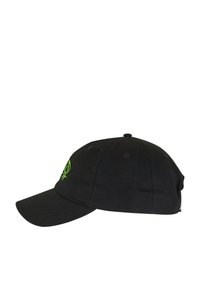 Căciulă neagră cu o margine curbată, având un logo brodat verde pe partea din față. Fabricată din material textil, cu șase găuri de ventilație pe partea superioară.
